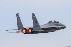 Двуместен F-15D излита на форсаж