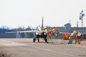 Су-25 рулира с парашути   